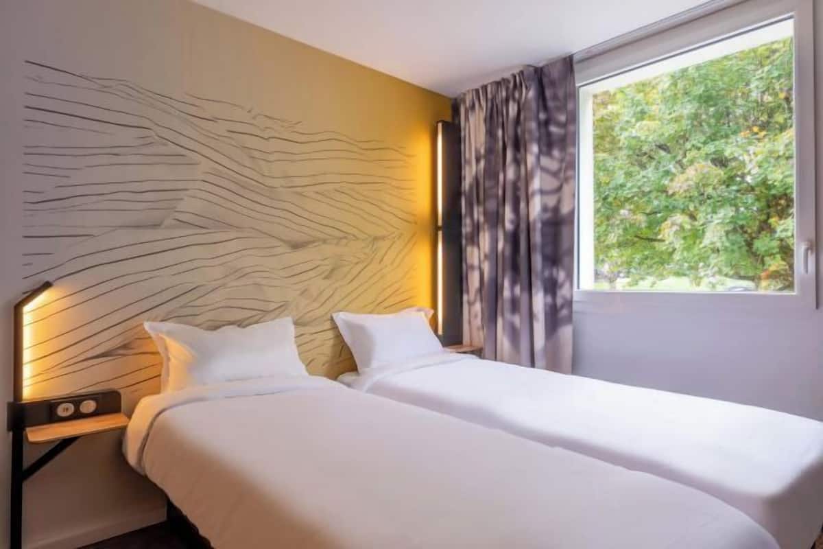 Escritorio, wifi gratis, ropa de cama