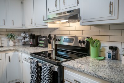 North Hills Oasis- 5mins from North Hills, Newly Renovated, Two En Suites! 