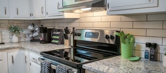 North Hills Oasis- 5mins from North Hills, Newly Renovated, Two En Suites!
