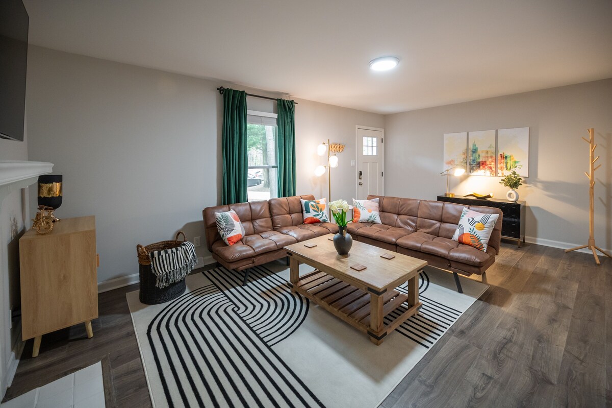 North Hills Oasis- 5mins from North Hills, Newly Renovated, Two En Suites!