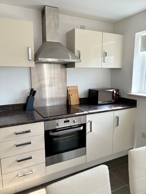 Een koelkast, een microgolfoven, een oven, een vaatwasser