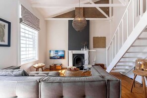 TV, offices - No. 16 - Sea Point Row House (Cape Town)