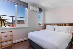 2 habitaciones, escritorio, tabla de planchar con plancha y wifi