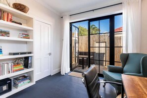 TV, offices - No. 16 - Sea Point Row House (Cape Town)