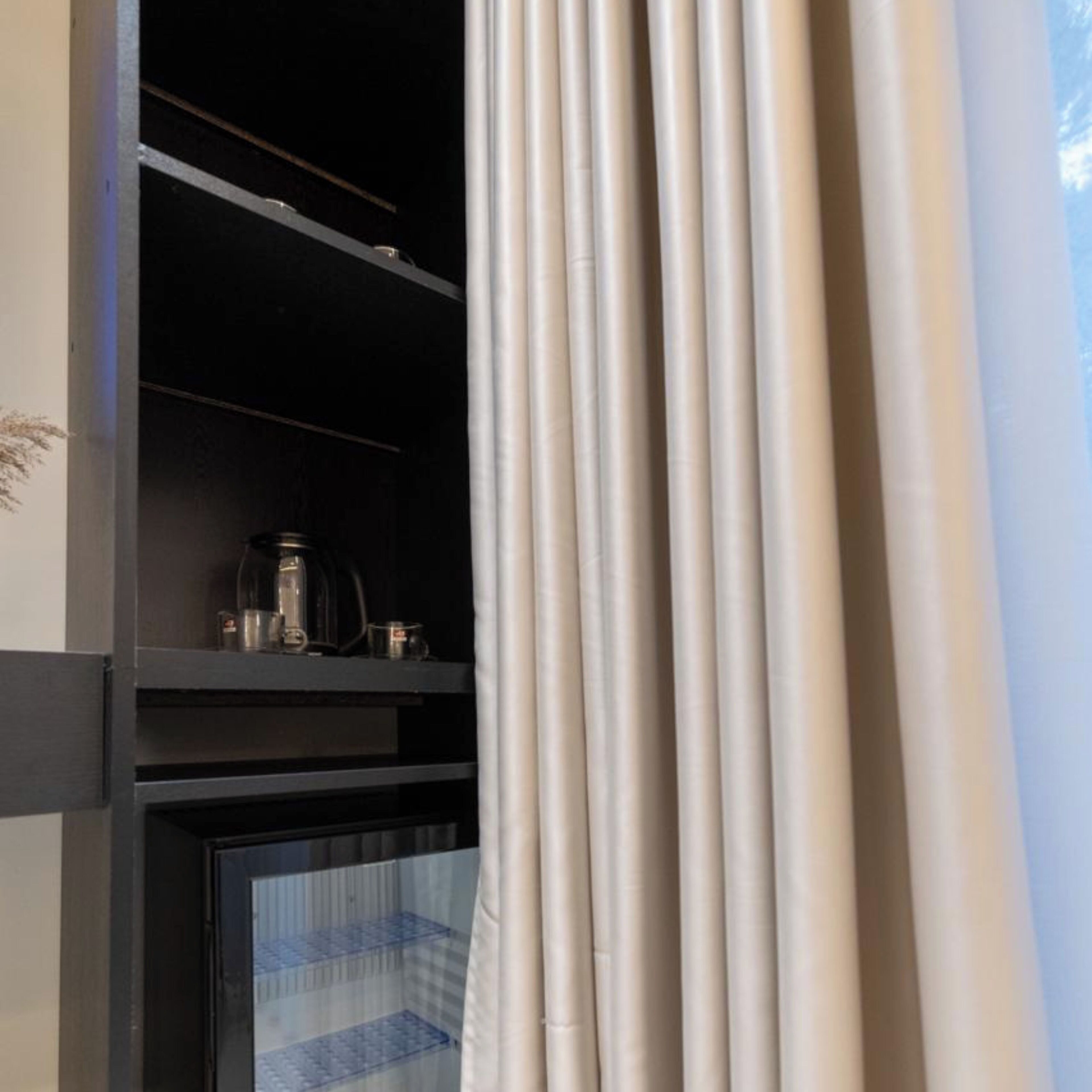 Desk, soundproofing, free WiFi