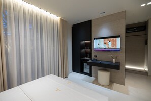1 bedroom, desk, soundproofing, free WiFi