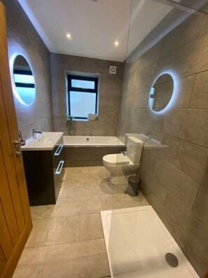 Hair dryer, towels - Unforgettable sea views, Hot tub, Modern property (Newgale)
