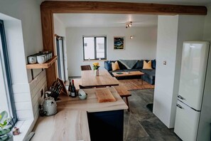 Interior - Unforgettable sea views, Hot tub, Modern property (Newgale)