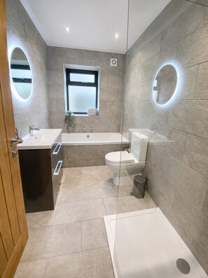 Hair dryer, towels - Modern balcony property, Sea views over Newgale (Newgale)