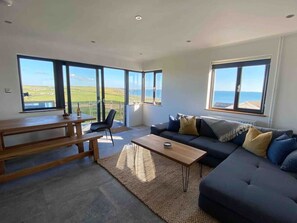 Smart TV, fireplace - Modern balcony property, Sea views over Newgale (Newgale)