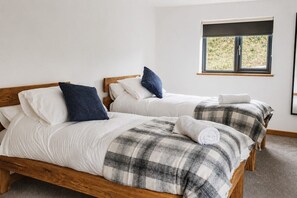 2 bedrooms, desk, iron/ironing board, WiFi - Modern balcony property, Sea views over Newgale (Newgale)