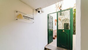 Een bordje met 'Cloister Suites', dat luxe accommodatie aangeeft.