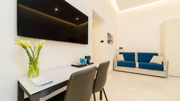 Deluxe kamer, niet-roken | Woonruimte | Een 55-inch ledtelevisie met satellietzenders