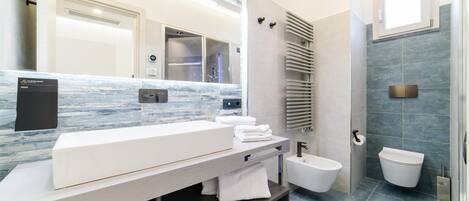 Deluxe kamer, niet-roken | Badkamer | Een douche, een hydromassagedouche, een haardroger, pantoffels