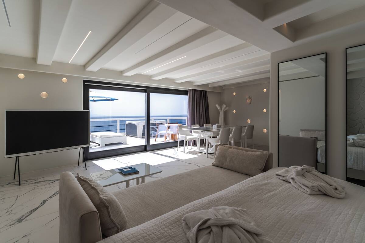 Junior Suite With Hot Tub and Sharing Pool | 1 多间卧室、高档床上用品、隔音、免费 WiFi