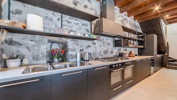 Frigorífico, microondas, horno y placa de cocina