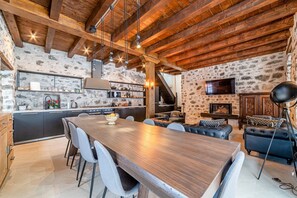 Dining - Rustic elegance steps away for the Lake, Dolomites and the Civetta Ski Area. (Alleghe)