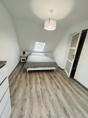 2 bedrooms, desk, travel cot, free WiFi - Le Gîte de La Baie A Vélo - WIFI - Quiet - Peaceful - Modern (Nouvion)