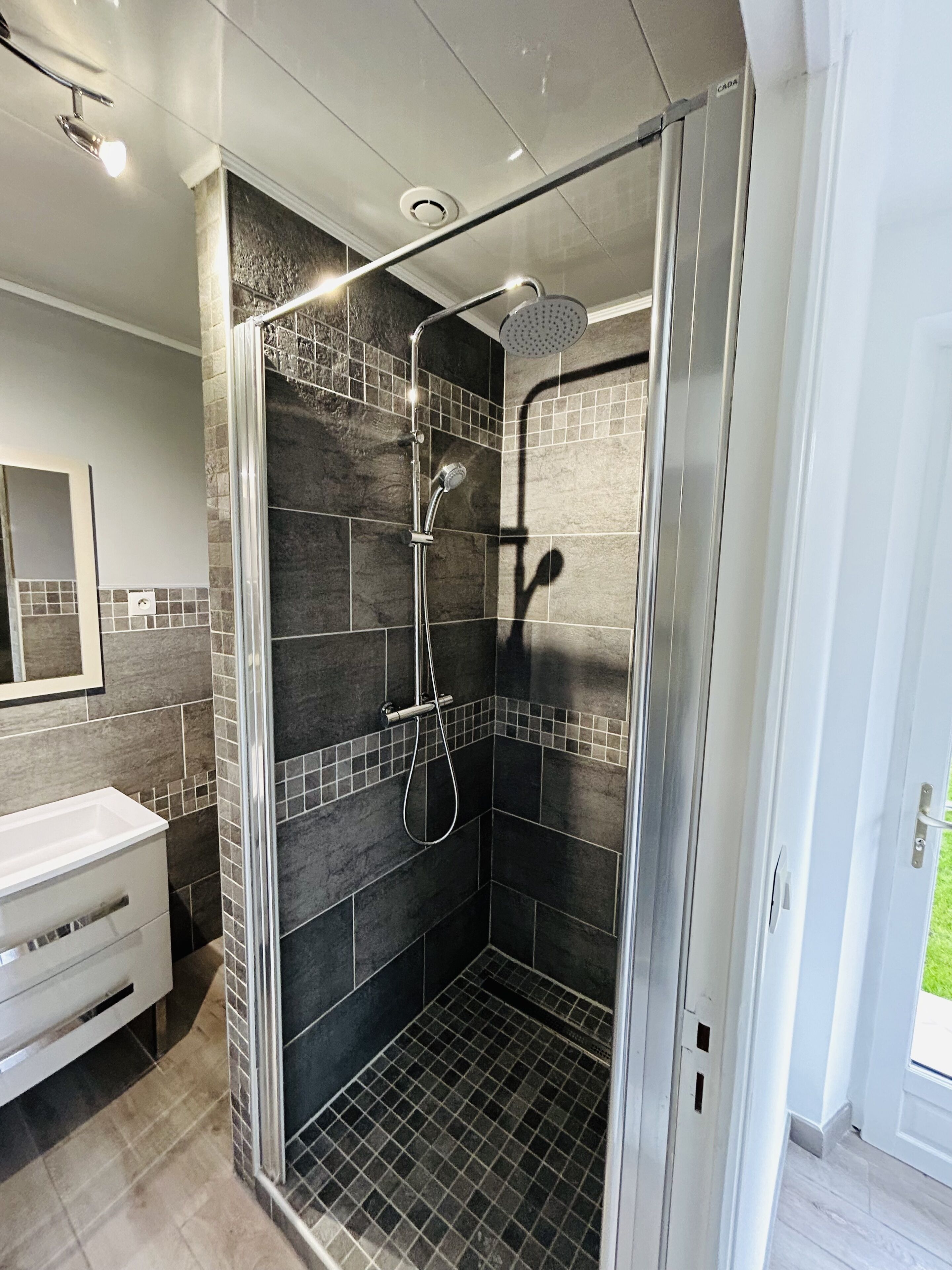 Een douche, een haardroger, zeep, toiletpapier