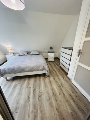 2 bedrooms, desk, travel cot, WiFi - Le Gîte de La Baie A Vélo - WIFI - Quiet - Peaceful - Modern (Nouvion)