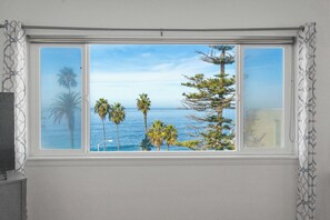 Interior - Oceanfront/Steps to Beach & Wedding Bowl/Views! (La Jolla)