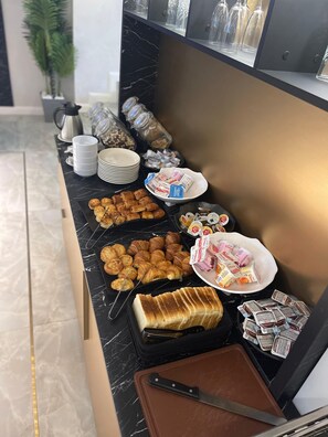 Daily buffet breakfast for a fee - ELITTE INN & SUITES (Chiajna)