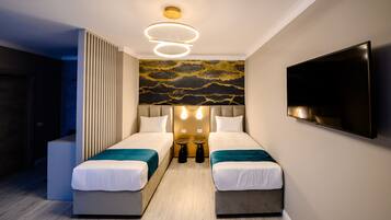 Deluxe-Zweibettzimmer, 2 Einzelbetten, Nichtraucher, Balkon | 1 Schlafzimmer, hochwertige Bettwaren, individuell dekoriert