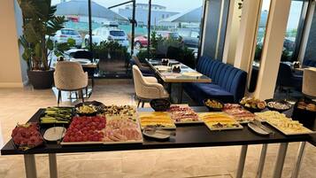 Tägliches Frühstücksbuffet (50 RON pro Person)