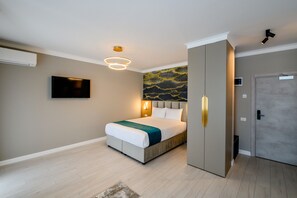 Deluxe Double Room, 1 Queen Bed with Sofa bed | Premium bedding, individually decorated, individually furnished - ELITTE INN & SUITES (Chiajna)