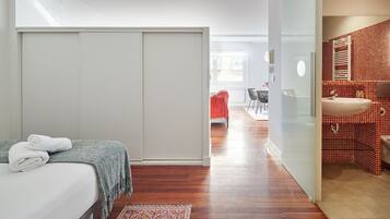 1 habitación, tabla de planchar con plancha, wifi gratis y ropa de cama