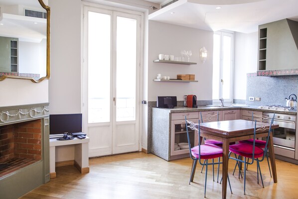 Huoneisto, 1 makuuhuone | Yksityinen keittiö | Jääkaappi, mikroaaltouuni, uuni, espressokone