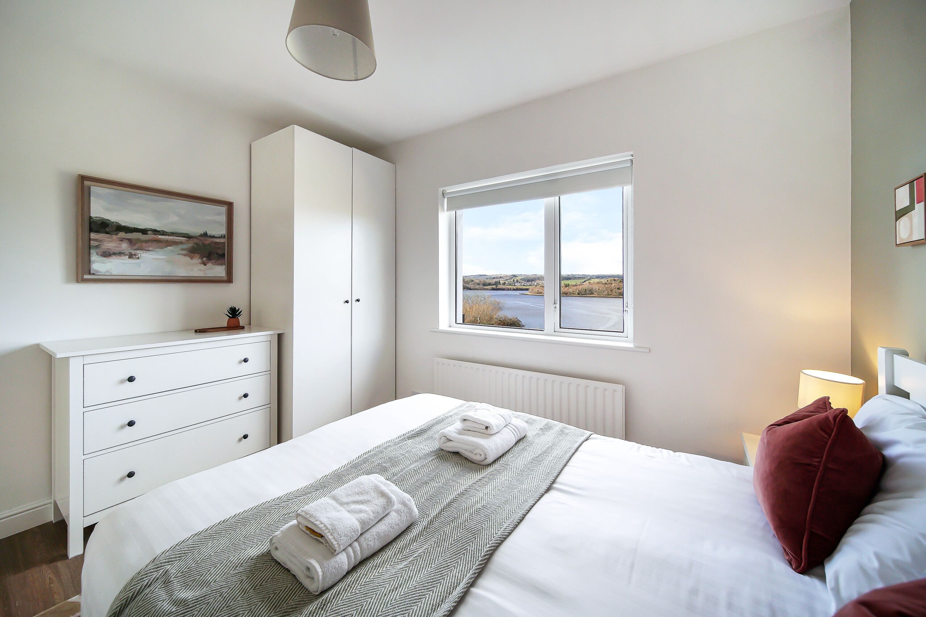 4 makuuhuonetta, työpöytä, silitysrauta/-lauta, vauvan matkasänky