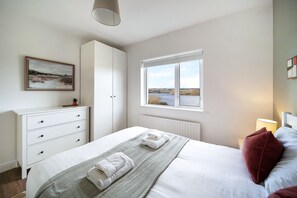 4 chambres, bureau, fer et planche Ă repasser, lit parapluie