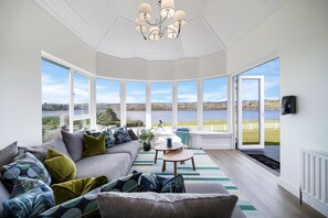 スマートテレビ、暖炉、書庫