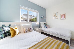 4 bedrooms, desk, iron/ironing board, travel crib - Fresh & Stylish | Ocean View | Donegal Town & Bay (Tullycullion)