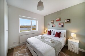 4 室のベッドルーム、デスク、アイロン / アイロン台、旅行用ベビーベッド