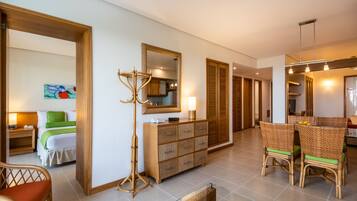 Ropa de cama de alta calidad y caja de seguridad en la habitación