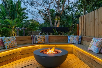 6BR | Heated Pool | Jacuzzi | Sauna | Beach area