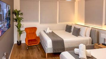6 bedrooms, desk, iron/ironing board, free WiFi