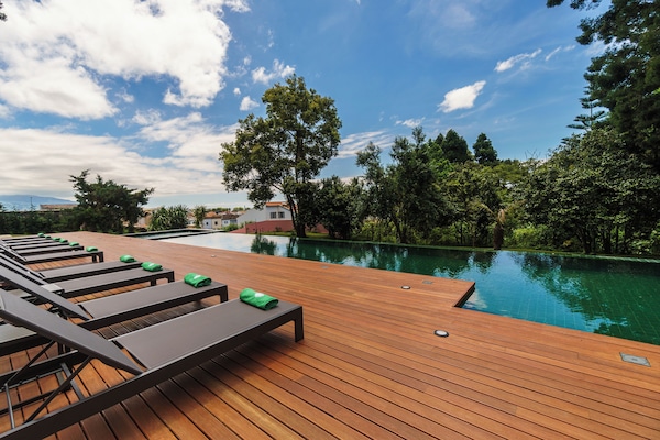 Una piscina al aire libre