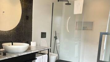 Deluxe Superior Room | Bathroom | Shower, hair dryer, bathrobes, slippers