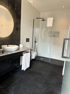 Deluxe Superior Room | Baño | Ducha, secador de pelo, albornoces y zapatillas