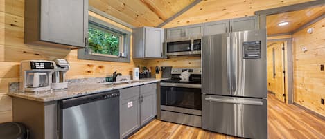 Kjøleskap, mikrobølgeovn, ovn og kokeplater