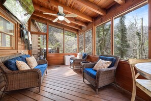 Smart TV, fireplace, video games, DVD player - Away From The Crowd But Close To The Fun (GATLINBURG)