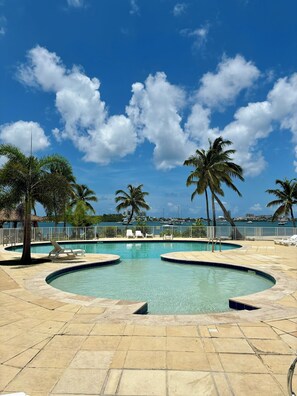 Outdoor pool - Bel Appartement Tout Équipé en Rez-de-jardin, Dans une Résidence Avec Piscine! (Saint-Martin)