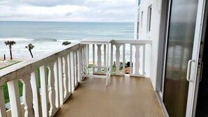Een balkon met uitzicht op de oceaan.