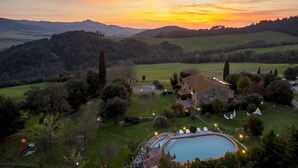A large house with a swimming pool surrounded by trees and hills. - Il Pratone 12, Emma Villas (Pomarance)