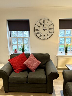 Smart-TV, Kamin, Bücher