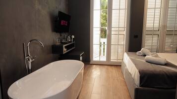 Suite with Balcony | Skrivebord, skrivebord for bærbar PC, blendingsgardiner og lydisolert