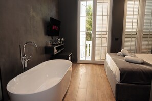 Suite with Balcony | デスク、ノートパソコン用作業スペース、遮光カーテン、防音設備